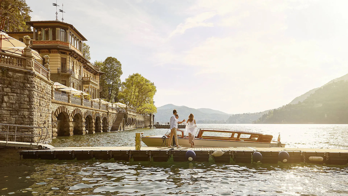 Mandarin Oriental Lake boat - couple entering the hotel