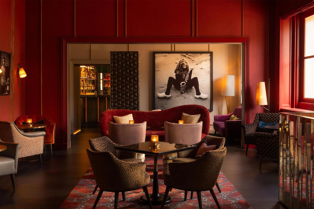 Rosewood Amsterdam red lounge