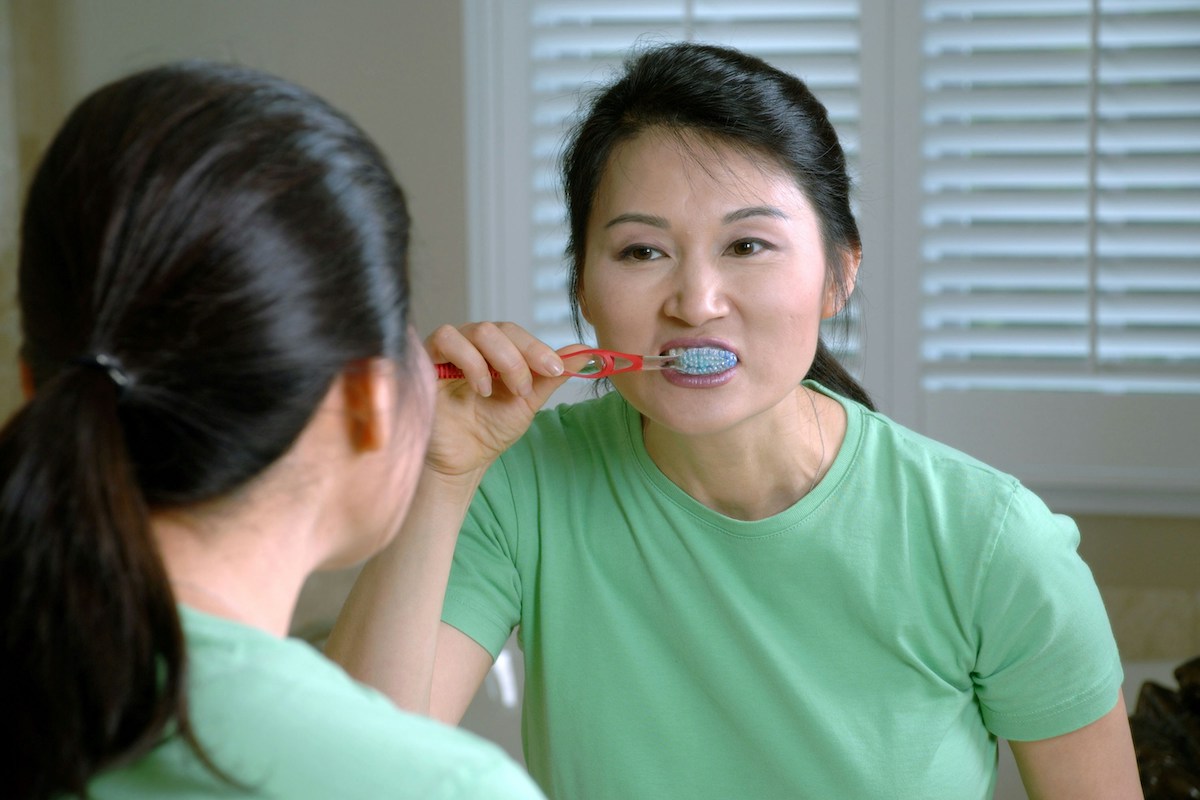 Toothbrush for 3 minutes, experts suggest
