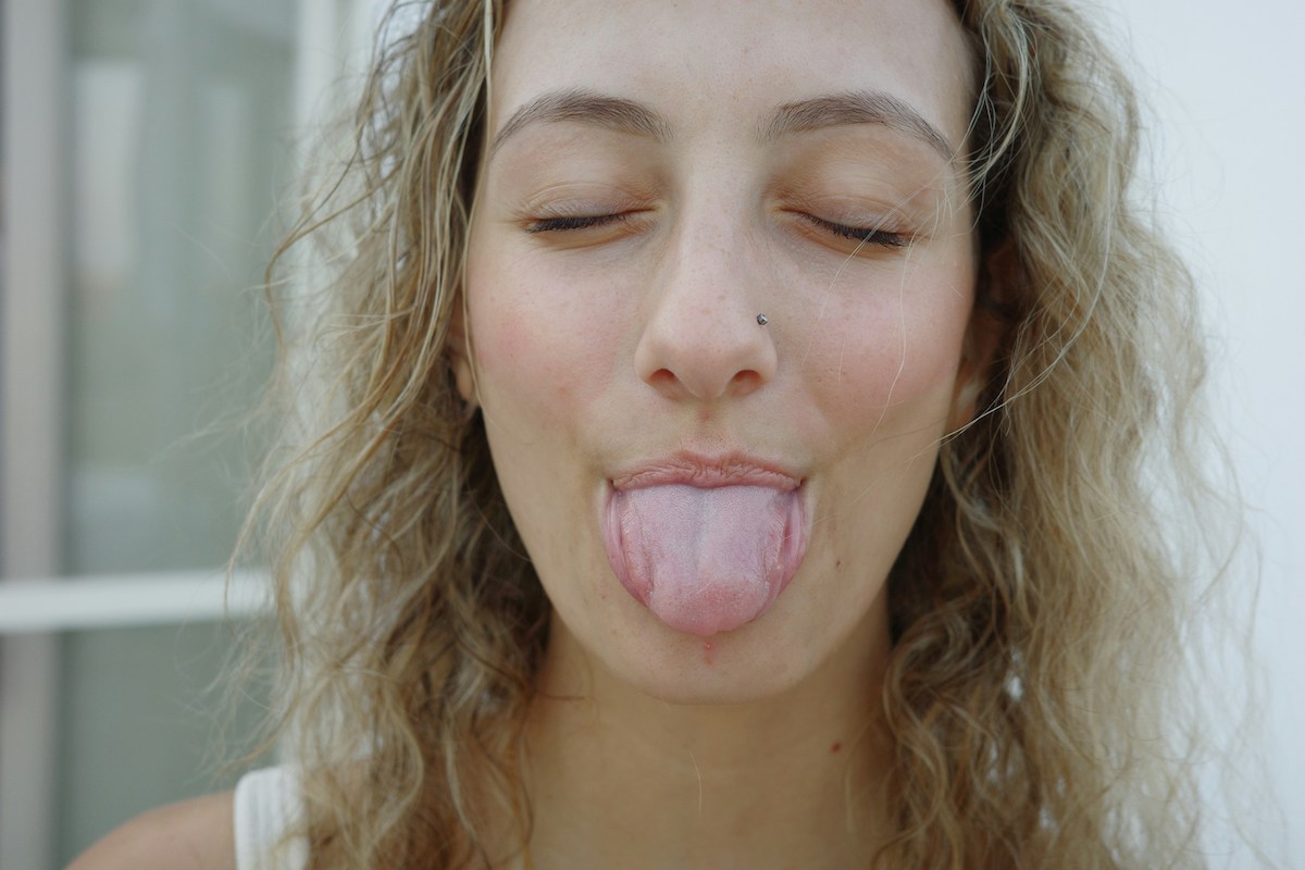 Tongue cleaning, should you do it and how?